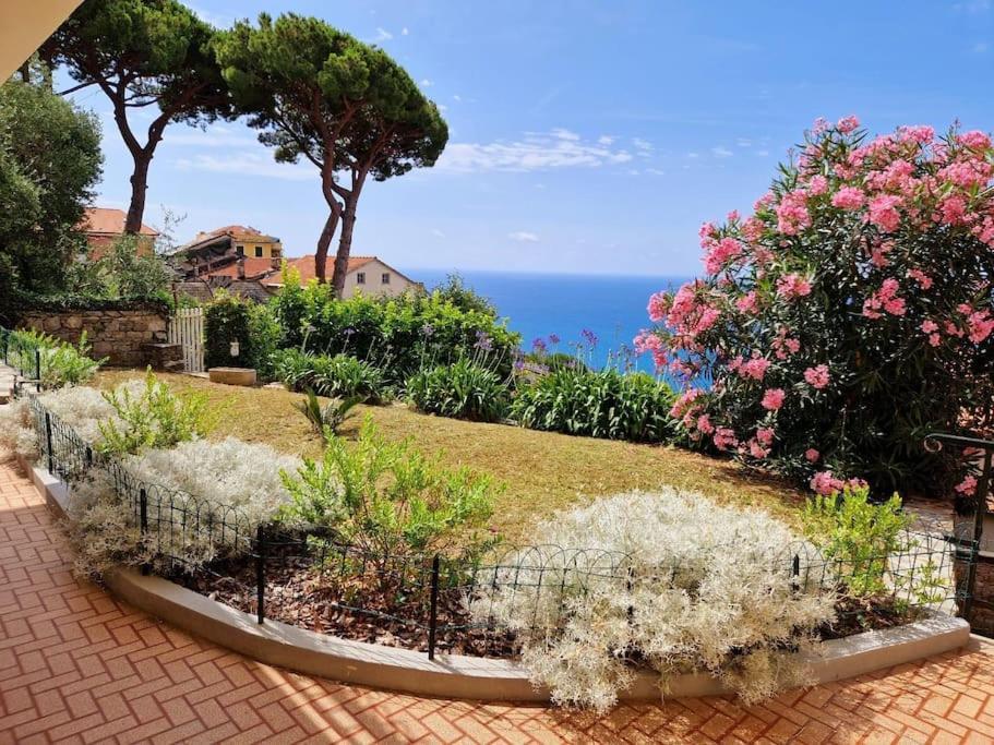 Giardino Panoramico Sul Mare, Un Angolo Di Liguria *